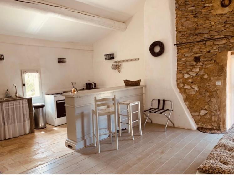 Bed and Breakfast Le Vieux Portail Saint-Saturnin-lès-Apt Exterior foto
